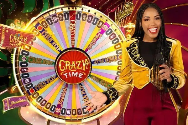 Apresentadora do Crazy Time ao lado da roda do jogo no estúdio